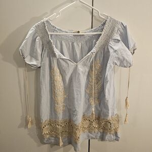 Rose & Rose Womans Medium Blue/Cream Embroderied Short Sleeve Blouse